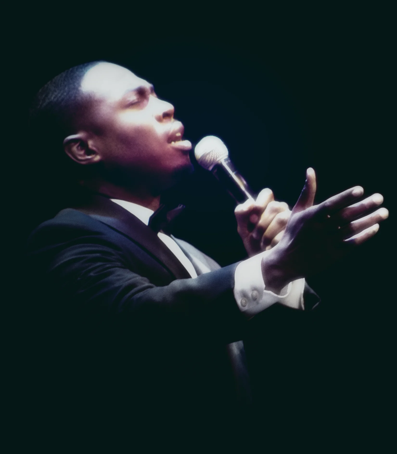 Stephen Akin performing